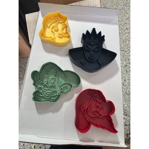 🍎 Williams-Sonoma Disney Snow White and the Seven Dwarfs Cookie Cutters – Set o - Picture 2 of 10